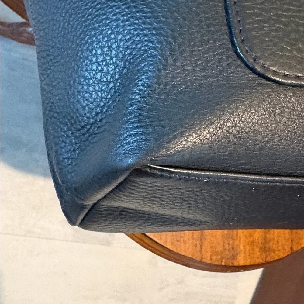 Dooney & Bourke Vintage shoulder bag leather  black  Silvertone clip front style